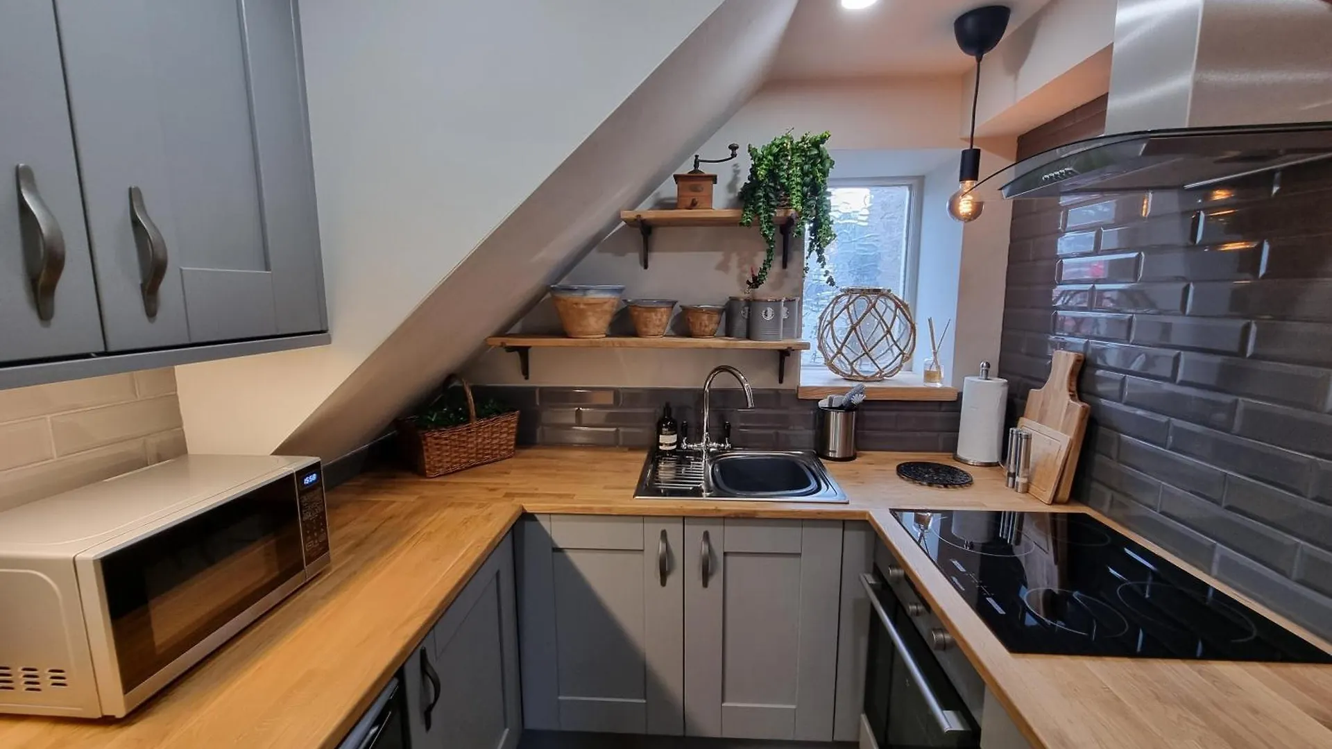 Rose Cottage Oulton Leeds 0*, Leeds (West Yorkshire)